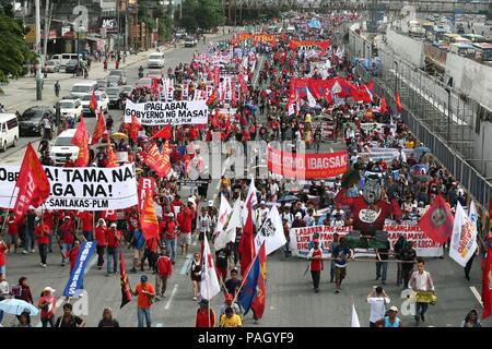 Manille, Philippines. 23 juillet, 2018. Différents groupes sur la numérotation des milliers, dépêche de Commonwealth Avenue dans la ville de Quezon comme ils leur dégoût de l'air pendant la 3ème Duterte Président l'état de la Nation à la Chambre des Représentants. Crédit : J Gerard Seguia/ZUMA/Alamy Fil Live News Banque D'Images