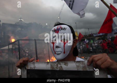 Manille, Philippines. 23 juillet, 2018. Différents groupes sur la numérotation des milliers, dépêche de Commonwealth Avenue dans la ville de Quezon comme ils leur dégoût de l'air pendant la 3ème Duterte Président l'état de la Nation à la Chambre des Représentants. Crédit : J Gerard Seguia/ZUMA/Alamy Fil Live News Banque D'Images