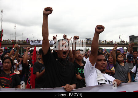 Manille, Philippines. 23 juillet, 2018. Différents groupes sur la numérotation des milliers, dépêche de Commonwealth Avenue dans la ville de Quezon comme ils leur dégoût de l'air pendant la 3ème Duterte Président l'état de la Nation à la Chambre des Représentants. Crédit : J Gerard Seguia/ZUMA/Alamy Fil Live News Banque D'Images