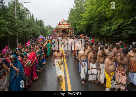 Val-Morin, Canada, le 22 juillet 2018. Des centaines de dévots hindous se sont réunis à Val-Morin, Québec, pour le festival Kaavadi, une célébration annuelle de Seigneur Subramanya (ou Muruga), le dieu hindou de la guerre. Plusieurs dévots sont suspendus par des crochets et aiguilles percer leur peau comme une façon o la pénitence et de la transcendance. D'autres dévots effectuer kaavadis (arches orné de plumes de paon) sur leurs épaules, comme on croit qu'ils sont de grands chefs d'énergie spirituelle. Credit : Cristian Mijea/Alamy Live News. Banque D'Images