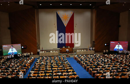 Manille, Philippines. 23 juillet, 2018. La présidente philippine Rodrigo Duterte livre son troisième état de la Nation à la Chambre des représentants des Philippines à Quezon City, Philippines, le 23 juillet 2018. Rodrigo Duterte a promis lundi d'intensifier sa guerre de l'administration sur les drogues illicites, en disant : la lutte contre les trafiquants et les utilisateurs est "loin d'être terminée." Crédit : Rouelle Umali/Xinhua/Alamy Live News Banque D'Images