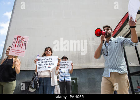 Londres, Royaume-Uni. 23 juillet, 2018. Les membres de la communauté irakienne sans convictions politiques, religieuses ou l'appartenance tribale de protestation devant l'ambassade d'Iraq à attirer l'attention sur le Gouvernement iraquien de manutention brutale des manifestations récentes en Irak pour exiger l'amélioration de l'emploi, les services publics, l'éducation, l'électricité et d'autres droits. Credit : Mark Kerrison/Alamy Live News Banque D'Images