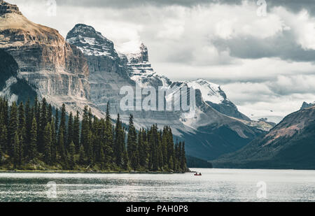 Grand Panorama des sommets environnants au lac Maligne, parc national Jasper. Banque D'Images