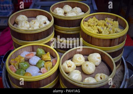 Dim Sum est un style de cuisine chinoise, en particulier le cantonais, préparé sous forme de petites bouchées des portions de nourriture servie dans de petits paniers vapeur. Banque D'Images