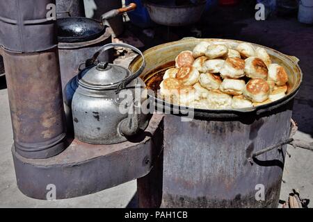 Les samosas agneau, en chinois kao bao, est spécialité de la minorité Ouïgoure. Les pains sont cuits dans le four du charbon. Banque D'Images