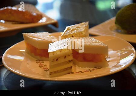 Somme de la GI est un style de cuisine chinoise, en particulier le cantonais, préparé sous forme de petites bouchées des portions de nourriture servie dans de petits paniers vapeur. Banque D'Images