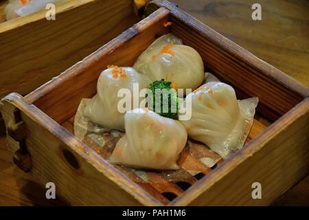 Dim Sum est un style de cuisine chinoise, en particulier le cantonais, préparé sous forme de petites bouchées des portions de nourriture servie dans de petits paniers vapeur. Banque D'Images