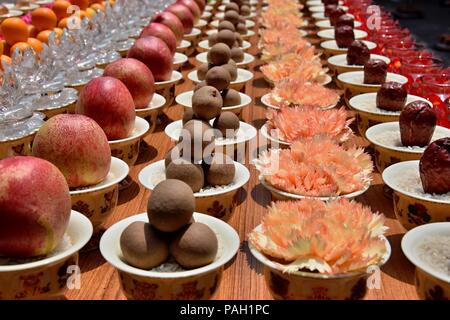 Offres d'autel sacrificiel comme les fruits et les fleurs dans l'teple Wenshu à Chengdu, province du Sichuan, Chine. Banque D'Images