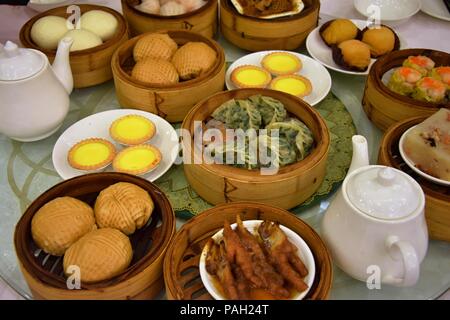 Dim Sum est un style de cuisine chinoise, en particulier le cantonais, préparé sous forme de petites bouchées des portions de nourriture servie dans de petits paniers vapeur. Banque D'Images