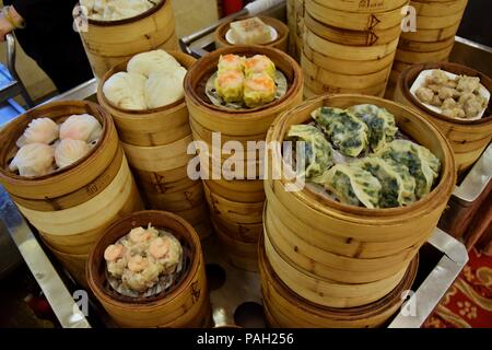 Dim Sum est un style de cuisine chinoise, en particulier le cantonais, préparé sous forme de petites bouchées des portions de nourriture servie dans de petits paniers vapeur. Banque D'Images