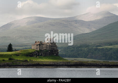 Sur l'échafaudage Duart Castle, dans le Firth of Lorn Ile de Mull dans côte ouest des Highlands et Dun da Ghaoithe mountain Ecosse UK Banque D'Images