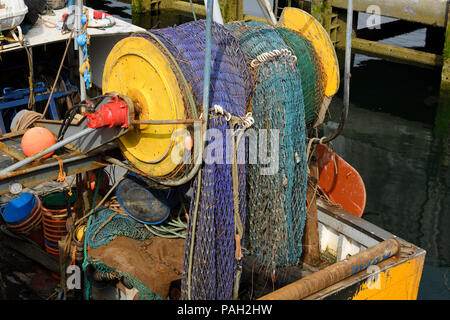 Net colorés sur une bobine à poupe d'un bateau de pêche chalutier commercial dans le port d'Oban Scotland UK Banque D'Images