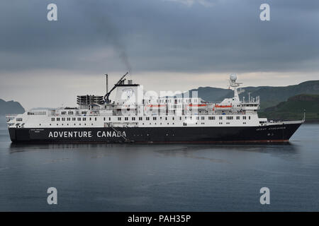 Départ le matin de l'océan Arctique s'efforcer de navire de croisière d'Aventure Canada dans le Firth of Lorn à Oban Bay Scotland UK Banque D'Images
