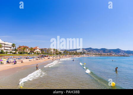 SITGES, Catalogne, Espagne - 20 juin 2017 : vue sur la plage de sable et de la promenade. L'espace de copie pour le texte Banque D'Images