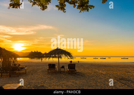 Mandalay, MYANMAR - 5 décembre 2016 : Coucher de soleil sur la plage, chaises longues avec un parapluie. L'espace de copie pour le texte Banque D'Images