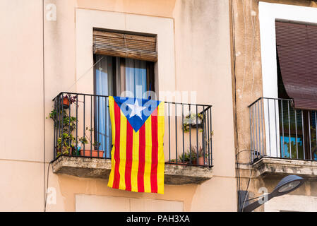 Vue sur le balcon avec un drapeau. Avant le référendum sur l'indépendance, Tarragone, Catalogne, Espagne. Close-up Banque D'Images
