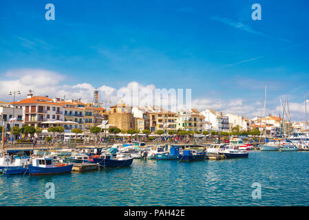 CAMBRILS, ESPAGNE - 30 avril 2017 : vue sur port et front de mer de la ville avec l'église de Saint Pierre à moyen et Torre del Port. L'espace de copie pour le texte Banque D'Images