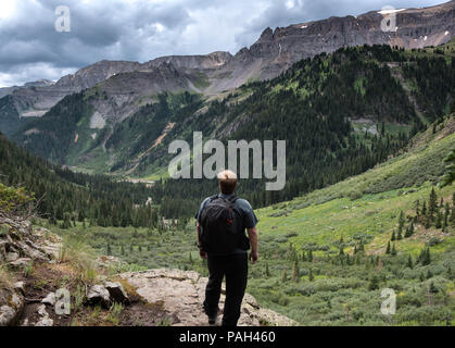 Randonneur alpin prenant en haute beauté natures dans les Rocheuses Banque D'Images