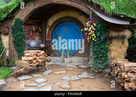 Trou dans le Hobbit shire avec bois de chauffage hors de l'avant Banque D'Images