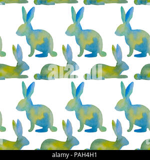 Beau modèle transparent avec des silhouettes de lapins de Pâques de bleu, vert et jaune aquarelles peintes sur un fond blanc Banque D'Images