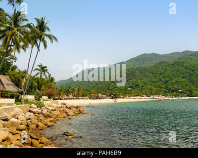 Yelapa Beach sur une journée ensoleillée, l'une des plus belles plages près de Puerto Vallarta, ville de villégiature au Mexique sur la côte Pacifique, dans l'état de Jalis Banque D'Images