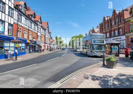 Un bus moderne ramasser des passagers sur la route principale dans le centre de Lytham, Lancashire Banque D'Images