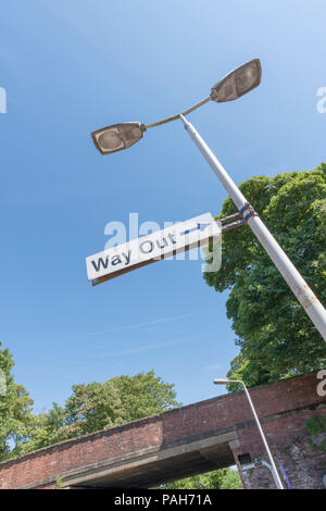 Un moyen de sortir signer attaché à un lampadaire à Lytham Gare, Lancashire, UK photographié contre un ciel bleu Banque D'Images