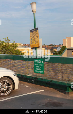 Parking sur le toit du stationnement, de l'Œil les signes montrant des interdictions de stationnement sur un magasin Morrisons à Herne Bay, Kent, UK Banque D'Images