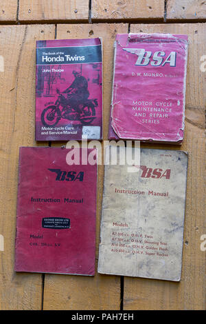 BSA et Honda anciens manuels sur mon étage hangar de 1931 avec soupapes latérales et des vhr modèles illustrés BSA (British small arms) 500cc et 650cm³ jumeaux. Banque D'Images