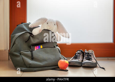 Chaussures et sac d'école avec des fournitures, adorable en peluche et déjeuner Banque D'Images