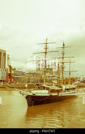 BUENOS AIRES, ARGENTINE - 1 octobre : Frigate amarré au quai de Puerto Madero. Navire par nuit à Buenos Aires. L'Argentine. Vintage et d'antan eff Banque D'Images