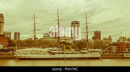 BUENOS AIRES, ARGENTINE - 1 octobre : Le Président de la Frégate Sarmiento amarré au quai de Puerto Madero. Bateau à Buenos Aires. L'Argentine. Vintage et oui Banque D'Images