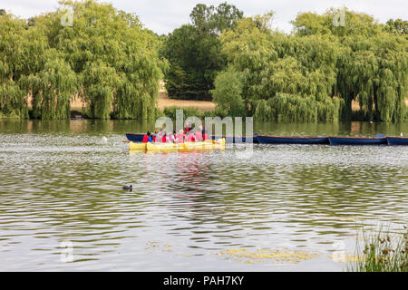 Les enfants apprennent à l'école de canoë et de voile sur le lac des compétences sur un été chaud dans Danson Park, Bexleyheath, London, UK Banque D'Images