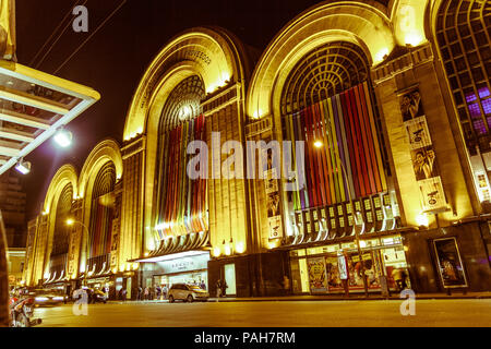 BUENOS AIRES, ARGENTINE - 20 SEPTEMBRE : La rue Corrientes par nuit. La façade de l'immeuble Abasto de Buenos Aires, Argentine. Vintage et effet d'antan Banque D'Images