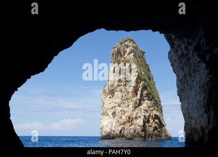 Une grande pile, connu sous le nom de 'Ortholithos» (Standing Rock) sur l'île de Paxos dans Ionoain la mer, la Grèce. Banque D'Images