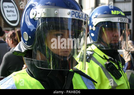 La police métropolitaine en service lors d'une manifestation exécutant une méthode de police appelée Kettling.Cela implique le contrôle de la foule en hourant la foule dans une zone et en ne permettant pas à la foule de quitter cette zone, pas même les femmes enceintes ou les personnes qui ont besoin d'aller aux toilettes.Cette méthode de confinement du cétling peut durer plusieurs heures, voire une journée entière.Crédit photo Russell Moore.Page du portefeuille de Russell Moore. Banque D'Images