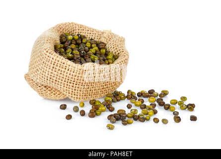 Le haricot mungo (Vigna radiata) en sac sur fond blanc Banque D'Images