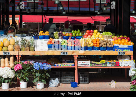 Nouveau bazar, étals de marché, Tirana, Albanie Banque D'Images