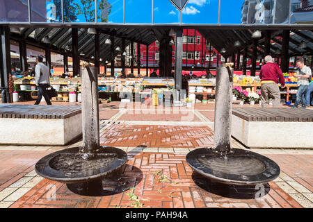 Nouveau bazar, étals de marché, Tirana, Albanie Banque D'Images