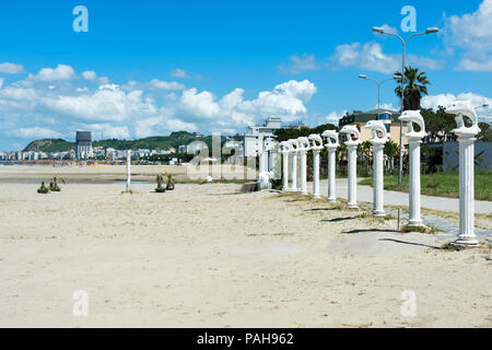 Plage de Durres, Albanie, statues Dolphin Banque D'Images