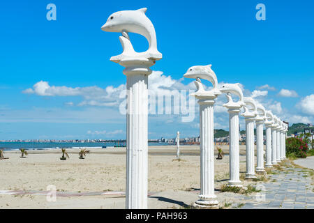 Plage de Durres, Albanie, statues Dolphin Banque D'Images