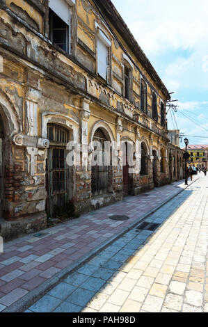 Maisons anciennes, la dégradation du milieu urbain, Shkodra, l'Albanie Banque D'Images