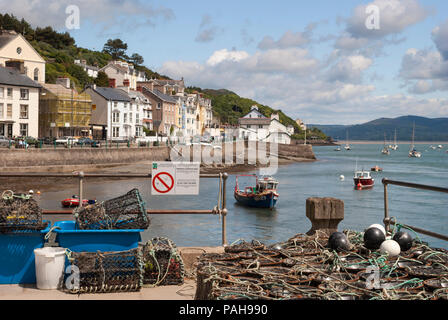 Bateaux de pêche et maisons pittoresques au village gallois d'Aberdyfi (ou Aberdovey) une destination touristique populaire sur la côte ouest du pays de Galles, Royaume-Uni Banque D'Images