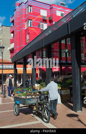 Maisons colorées près du nouveau Bazar, Tirana, Albanie Banque D'Images