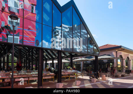 Maisons colorées près du nouveau Bazar, Tirana, Albanie Banque D'Images