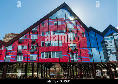 Maisons colorées près du nouveau Bazar, Tirana, Albanie Banque D'Images