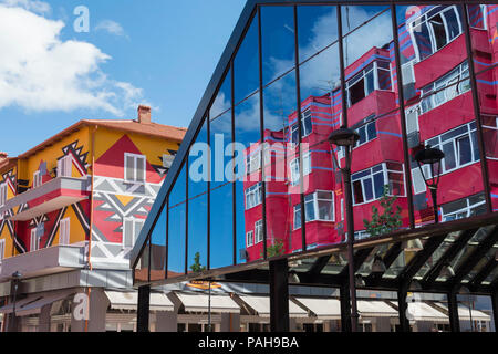 Maisons colorées près du nouveau Bazar, Tirana, Albanie Banque D'Images