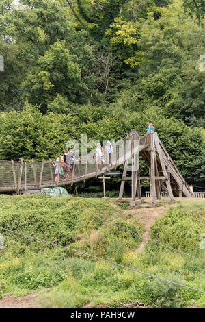 Biblins Suspension Bridge à l'ensemble de Symonds Yat est au-dessus de la rivière Wye, vallée de la Wye, Herefordshire, Angleterre, RU Banque D'Images