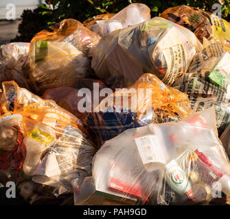 Le recyclage des déchets de plastique sacs dans une pile en attente de collection Banque D'Images