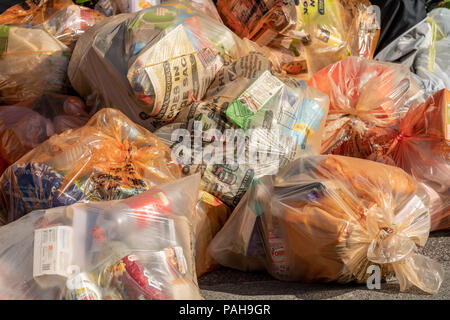 Le recyclage des déchets de plastique sacs dans une pile en attente de collection Banque D'Images